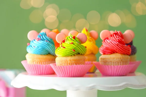 Doces cupcakes saborosos em stand — Fotografia de Stock