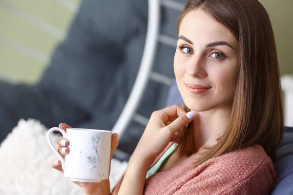 Bella giovane donna che beve tè a casa — Foto Stock
