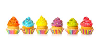 Beyaz arka planda tatlı lezzetli cupcakes