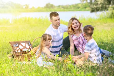 Mutlu aile Yaz piknik Park üzerinde