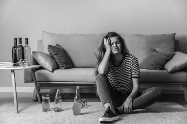 Evde rahatlatıcı alkol bağımlılığı olan genç kadın