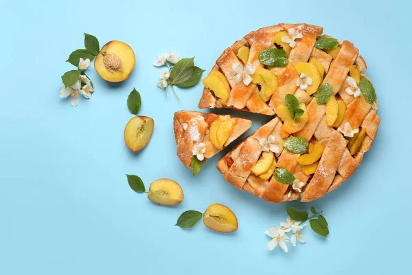 Tasty peach pie on color background — Stock Photo, Image