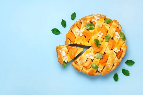 Smakelijke perzik taart op kleur achtergrond — Stockfoto