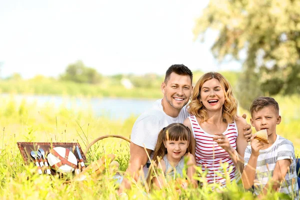 Familia feliz en el picnic de verano en el parque — Foto de Stock