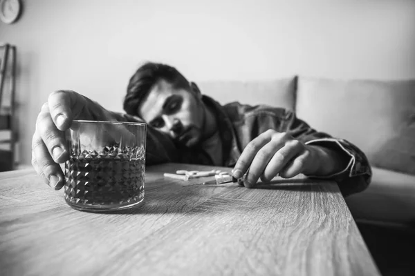 Hombre inconsciente con adicción al alcohol y las drogas en casa — Foto de Stock