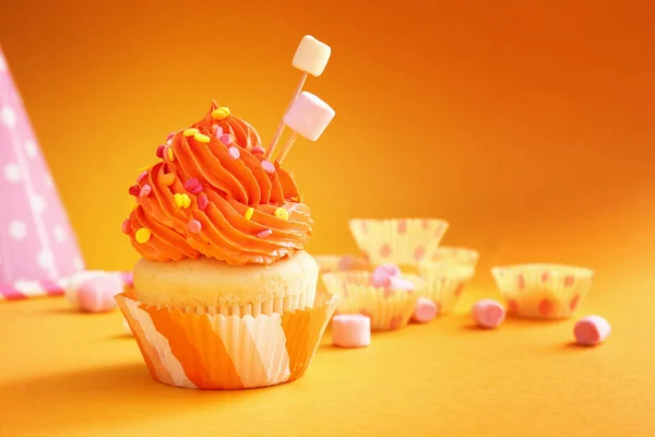 Docinho de aniversário saboroso doce no fundo da cor — Fotografia de Stock