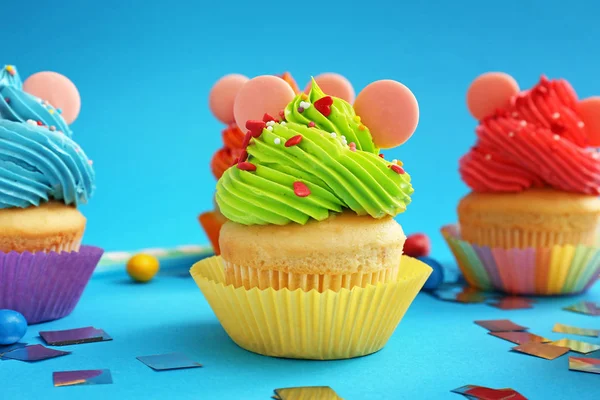 Doces saborosos cupcakes de aniversário no fundo de cor — Fotografia de Stock