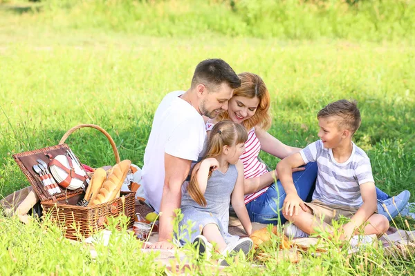 Família feliz no piquenique de verão no parque — Fotografia de Stock