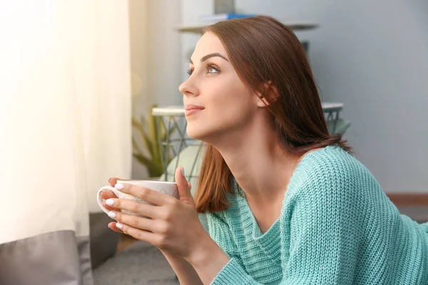 Hermosa joven bebiendo té en casa — Foto de Stock