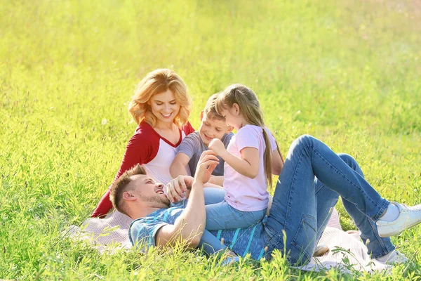 Lykkelig familie hviler i parken – stockfoto