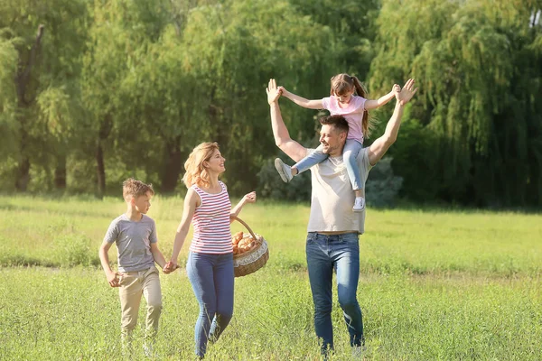 Szczęśliwy rodzinny spacer w parku w letni dzień — Zdjęcie stockowe