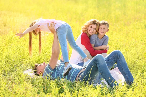 Счастливая семья отдыхает в парке — стоковое фото