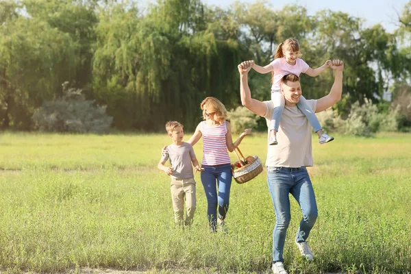 Lycklig familj Walking in Park på sommardag — Stockfoto