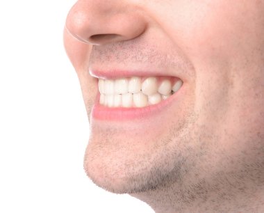 Beyaz arka planda sağlıklı dişleri olan adam, çekim