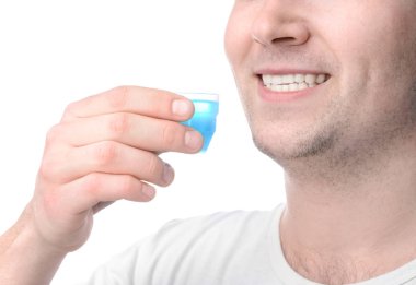 Beyaz arka planda sözlü durulama olan adam, yakın çekim. Diş hijyeni konsepti