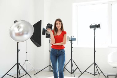 Genç kadın fotoğrafçı Studio