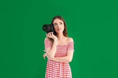 Renkli arka planda genç kadın fotoğrafçı