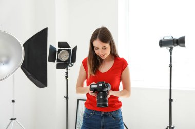 Genç kadın fotoğrafçı Studio