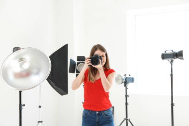 Genç kadın fotoğrafçı Studio