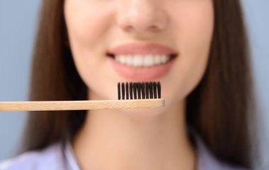 Diş fırçası ile güzel kadın, closeup