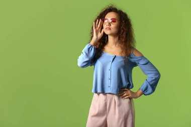 Renkli arka planda güzel genç bir kadın