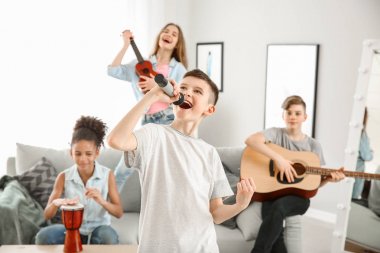 Genç müzisyenler evde çalıyor ve şarkı söylüyor