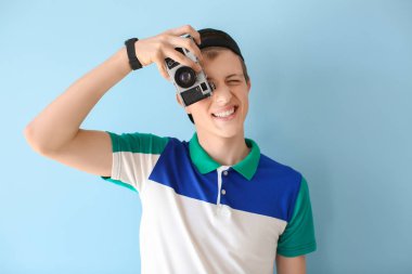 Renkli arka planda fotoğraf kamera ile genç çocuk