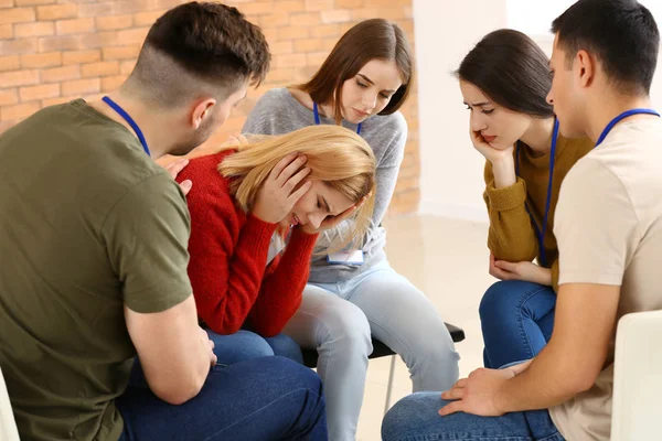 Personas calmando a la mujer en la sesión de terapia de grupo — Foto de Stock