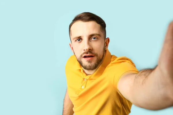 Knappe man selfie nemen op kleur achtergrond — Stockfoto