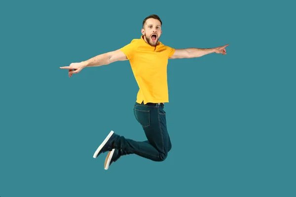 Sikoltozó jumping ember színes háttér — Stock Fotó
