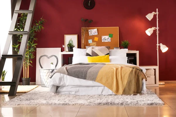 Інтер'єр сучасної стильної спальні — стокове фото