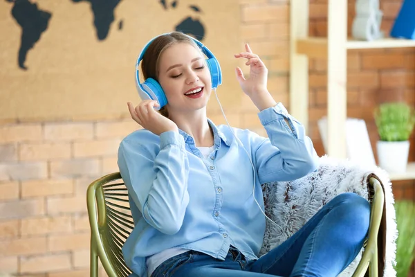 Bella giovane donna che ascolta musica a casa — Foto Stock