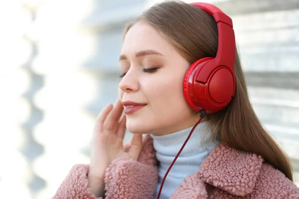 Belle jeune femme à l'écoute de la musique en plein air — Photo