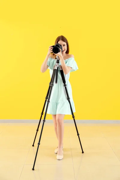 年轻的女摄影师对彩色墙 — 图库照片