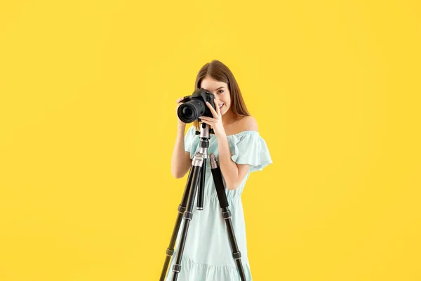 Молода жінка-фотограф на кольоровому фоні — стокове фото