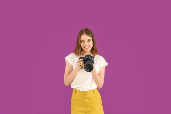 Jovem fotógrafa feminina em fundo de cor — Fotografia de Stock