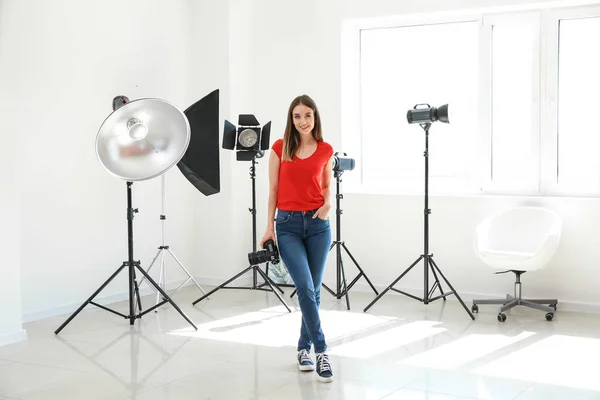 Ung kvinnlig fotograf i studio — Stockfoto