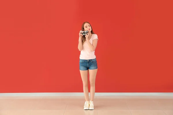 年轻的女摄影师对彩色墙 — 图库照片
