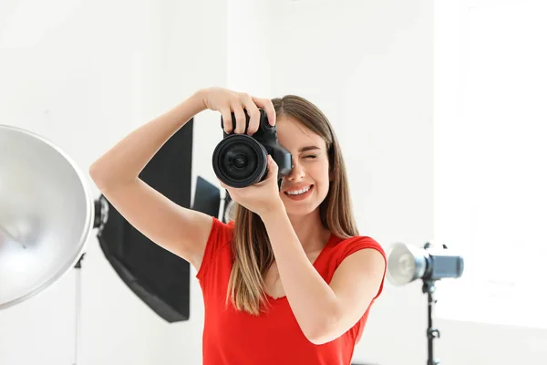 Joven fotógrafa en estudio —  Fotos de Stock
