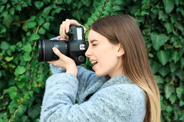 Jonge vrouwelijke fotograaf buitenshuis — Stockfoto
