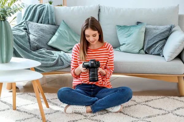 Jovem fotógrafa em casa — Fotografia de Stock