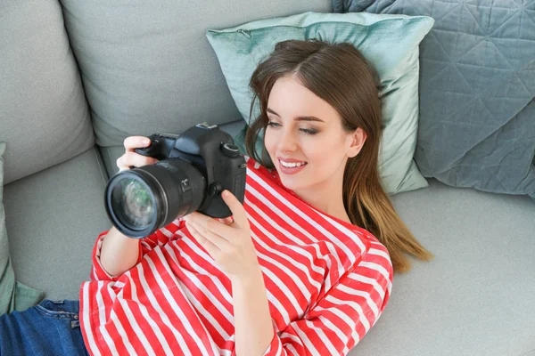 Jonge vrouwelijke fotograaf thuis — Stockfoto