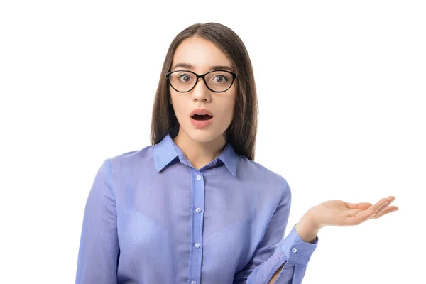 Schockierte junge Geschäftsfrau auf weißem Hintergrund — Stockfoto