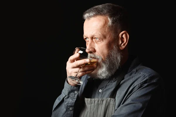 Retrato de sommelier maduro no fundo escuro — Fotografia de Stock