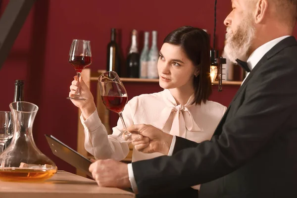 Sommelier mature avec son élève dans une cave à vin — Photo