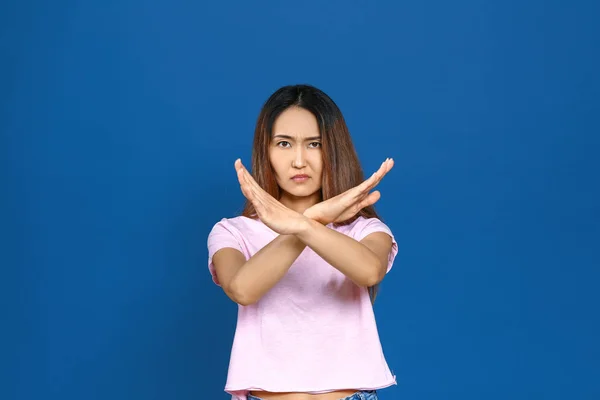 Mujer asiática rechazando algo sobre fondo de color — Foto de Stock