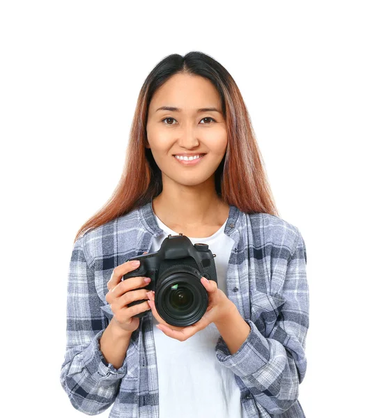 Vrouwelijke Aziatische fotograaf op witte achtergrond — Stockfoto