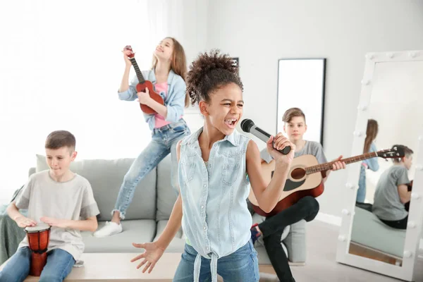 Teenage musicians playing and singing at home — Stock Photo, Image
