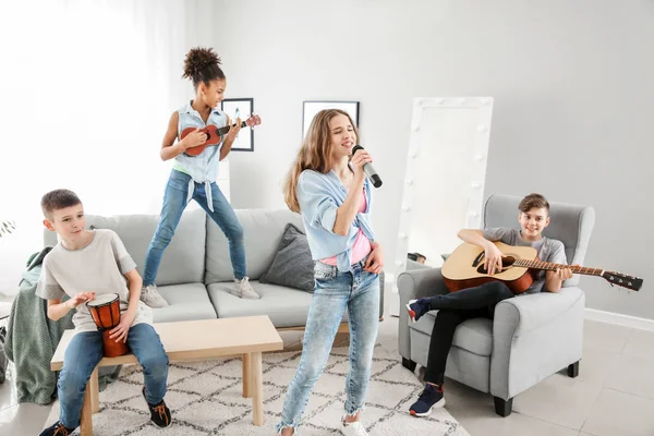 Músicos adolescentes tocando y cantando en casa — Foto de Stock