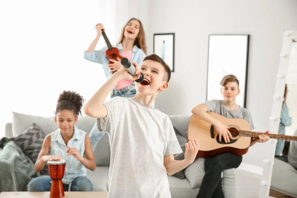 Tiener muzikanten spelen en zingen thuis — Stockfoto